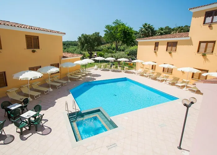Con Piscina A Sos Alinos Cala Liberotto